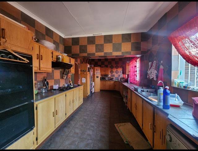 7 BEDROOM HOUSE FOR SALE IN MIDDELVLEI AH